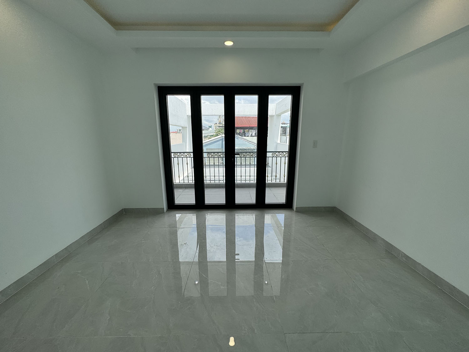 Nhà phố 3lầu (4,05m x 22,5m) có sân đổ ôtô, thiết bị ccấp khu kdoanh Nguyễn Thượng Hiền gần BOTANIC